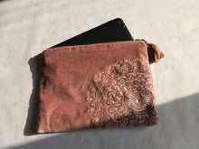 Charger l&#39;image dans la galerie, Trousse de Rangement artisanal en Velours rose - 26x18cm