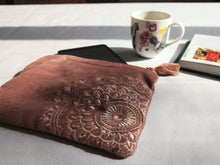 Charger l&#39;image dans la galerie, Trousse de Rangement artisanal en Velours rose - 26x18cm