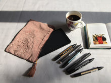 Charger l&#39;image dans la galerie, Trousse de Rangement artisanal en Velours rose - 26x18cm