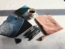 Charger l&#39;image dans la galerie, Trousse de Rangement artisanal en Velours rose - 26x18cm