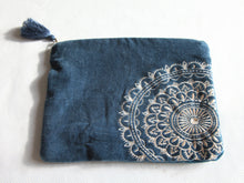 Charger l&#39;image dans la galerie, Trousse de Rangement artisanal en Velours bleu -imprimé mandala 26x18cm- Trousse Maquillage-Pochette Maîtresse-Ttrousse Bijoux-Pochette ipad