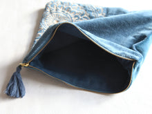 Charger l&#39;image dans la galerie, Trousse de Rangement artisanal en Velours bleu -imprimé mandala 26x18cm- Trousse Maquillage-Pochette Maîtresse-Ttrousse Bijoux-Pochette ipad