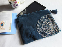 Charger l&#39;image dans la galerie, Trousse de Rangement artisanal en Velours bleu -imprimé mandala 26x18cm- Trousse Maquillage-Pochette Maîtresse-Ttrousse Bijoux-Pochette ipad