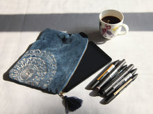 Charger l&#39;image dans la galerie, Trousse de Rangement artisanal en Velours bleu -imprimé mandala 26x18cm- Trousse Maquillage-Pochette Maîtresse-Ttrousse Bijoux-Pochette ipad