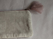 Charger l&#39;image dans la galerie, Petit Pochette artisanal en velours Gris-vert avec broderie rose/or 16x10cm