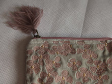 Charger l&#39;image dans la galerie, Petit Pochette artisanal en velours Gris-vert avec broderie rose/or 16x10cm