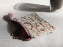 Charger l&#39;image dans la galerie, Petit Pochette artisanal en velours Gris-vert avec broderie rose/or 16x10cm