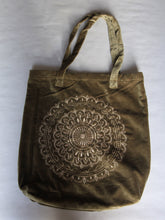 Charger l&#39;image dans la galerie, Sac shopping artisanal en velours vert poussiéreux avec imprimé mandala