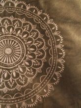 Charger l&#39;image dans la galerie, Sac shopping artisanal en velours vert poussiéreux avec imprimé mandala