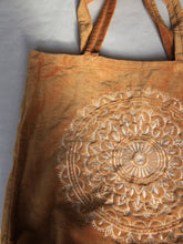 Charger l&#39;image dans la galerie, Sac shopping artisanal en velours jaune poussiéreux avec imprimé mandala
