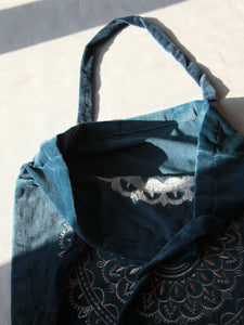 Sac shopping artisanal en velours bleu poussiéreux avec imprimé mandala