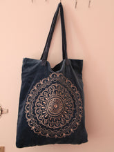 Charger l&#39;image dans la galerie, Sac shopping artisanal en velours bleu poussiéreux avec imprimé mandala