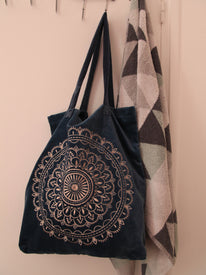 Sac shopping artisanal en velours bleu poussiéreux avec imprimé mandala