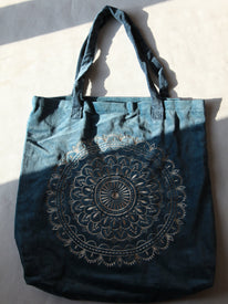 Sac shopping artisanal en velours bleu poussiéreux avec imprimé mandala