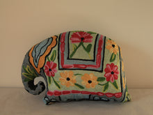 Charger l&#39;image dans la galerie, Coussin artisanal brodé Elephant en Soie multicolore 34 x 28 x 15 cm
