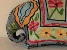 Charger l&#39;image dans la galerie, Coussin artisanal brodé Elephant en Soie multicolore 34 x 28 x 15 cm