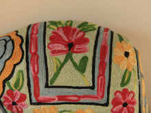 Charger l&#39;image dans la galerie, Coussin artisanal brodé Elephant en Soie multicolore 34 x 28 x 15 cm