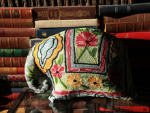 Charger l&#39;image dans la galerie, Coussin artisanal brodé Elephant en Soie multicolore 34 x 28 x 15 cm