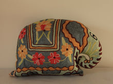 Charger l&#39;image dans la galerie, Coussin artisanal brodé Elephant bleu en Soie multicolore avec fleurs 34 x 28 x 15 cm
