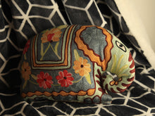 Charger l&#39;image dans la galerie, Coussin artisanal brodé Elephant bleu en Soie multicolore avec fleurs 34 x 28 x 15 cm
