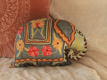 Charger l&#39;image dans la galerie, Coussin artisanal brodé Elephant bleu en Soie multicolore avec fleurs 34 x 28 x 15 cm