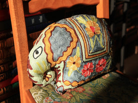 Coussin artisanal brodé Elephant bleu en Soie multicolore avec fleurs 34 x 28 x 15 cm