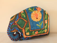 Charger l&#39;image dans la galerie, Coussin artisanal brodé Elephant en Soie multicolore bleu vert jaune 34 x 28 x 15 cm
