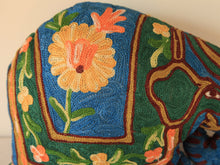 Charger l&#39;image dans la galerie, Coussin artisanal brodé Elephant en Soie multicolore bleu vert jaune 34 x 28 x 15 cm