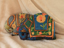 Charger l&#39;image dans la galerie, Coussin artisanal brodé Elephant en Soie multicolore bleu vert jaune 34 x 28 x 15 cm