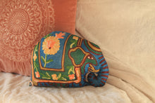 Charger l&#39;image dans la galerie, Coussin artisanal brodé Elephant en Soie multicolore bleu vert jaune 34 x 28 x 15 cm