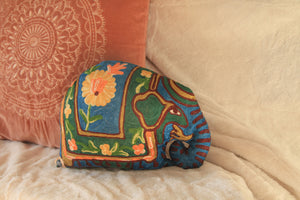 Coussin artisanal brodé Elephant en Soie multicolore bleu vert jaune 34 x 28 x 15 cm