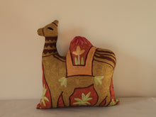 Charger l&#39;image dans la galerie, Coussin artisanal brodé Chameau en Soie multicolore 34 x 28 x 15 cm
