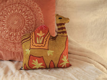 Charger l&#39;image dans la galerie, Coussin artisanal brodé Chameau en Soie multicolore 34 x 28 x 15 cm
