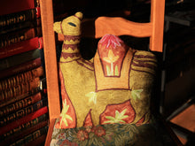 Charger l&#39;image dans la galerie, Coussin artisanal brodé Chameau en Soie multicolore 34 x 28 x 15 cm